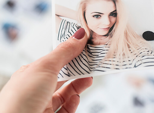 Kwadraty ze zdjęciami z facebooka, instagramu, komputera, pendrive