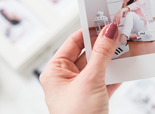 Kwadraty ze zdjęciami z facebooka, instagramu, komputera, pendrive